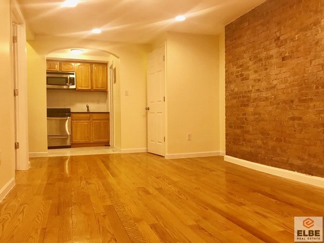 Building Photo - 28 W 47th St