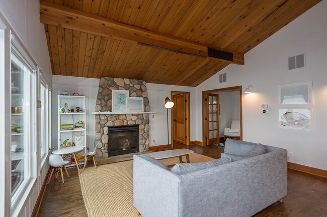 Building Photo - 10959 Point Vashon Dr SW