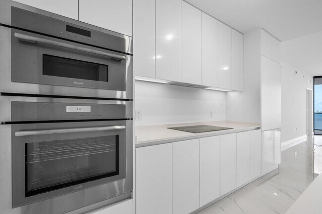 Foto del edificio - 700 NE 24th St