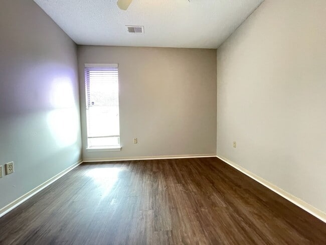 Building Photo - Magnolia Subdivision, quiet street