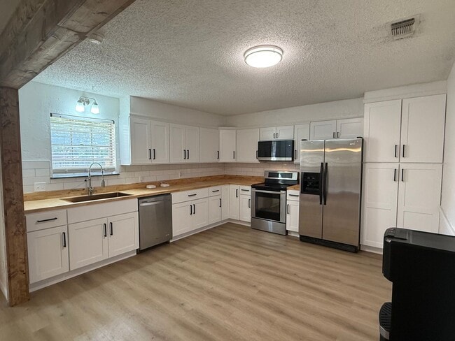 Building Photo - BEAUTIFUL 4 Bedroom 2 Bath  home with spacious backyard AVAILABLE NOW!