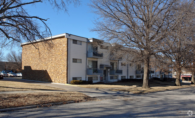 Vista al este del edificio 2333. - The Oaks Apartments