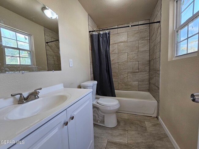 Building Photo - 6005 Tampa Ave