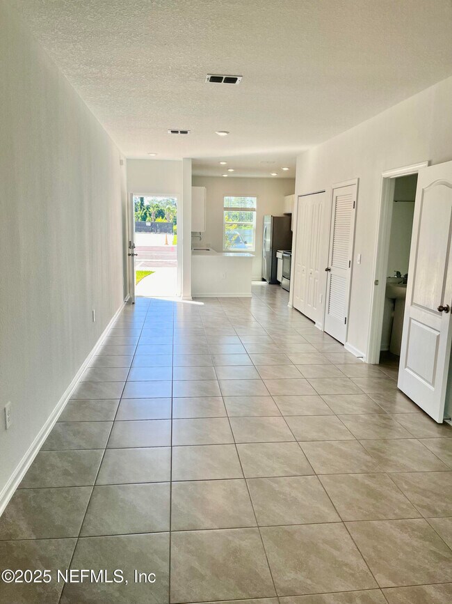 Foto del edificio - 73 Hidden Mdws Rd