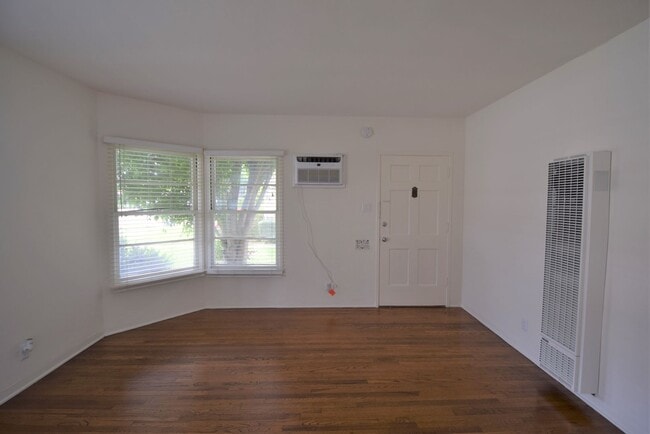 Building Photo - 10839 Moorpark St