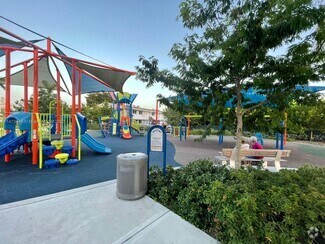 Building Photo - 541 Blue Heron Dr