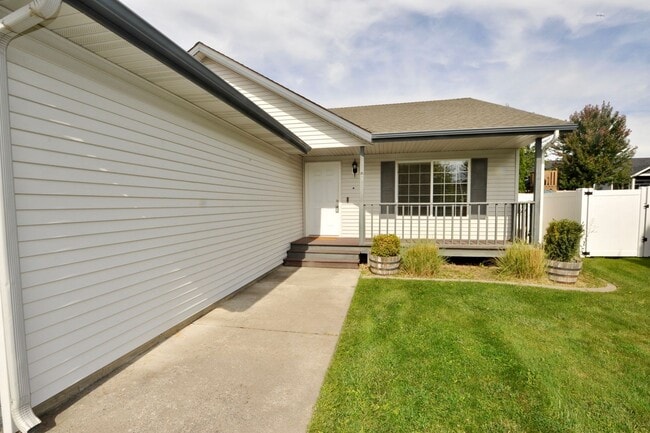 Building Photo - 7682 N Joanna Dr