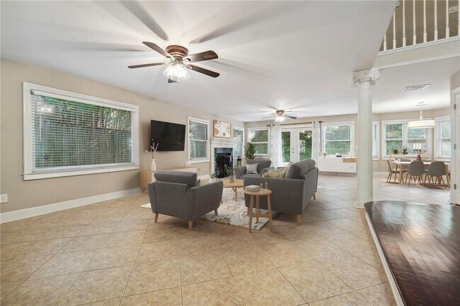 Foto del edificio - 515 Spring Gate Ln