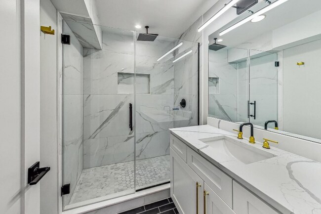 Foto del edificio - 2451 N Albany Ave