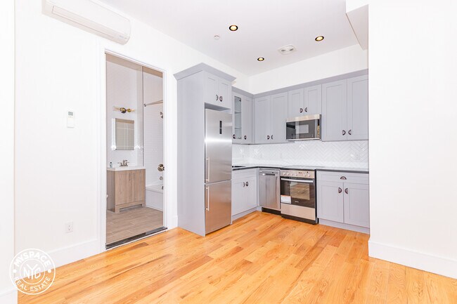 Foto del edificio - 232 Tompkins Ave
