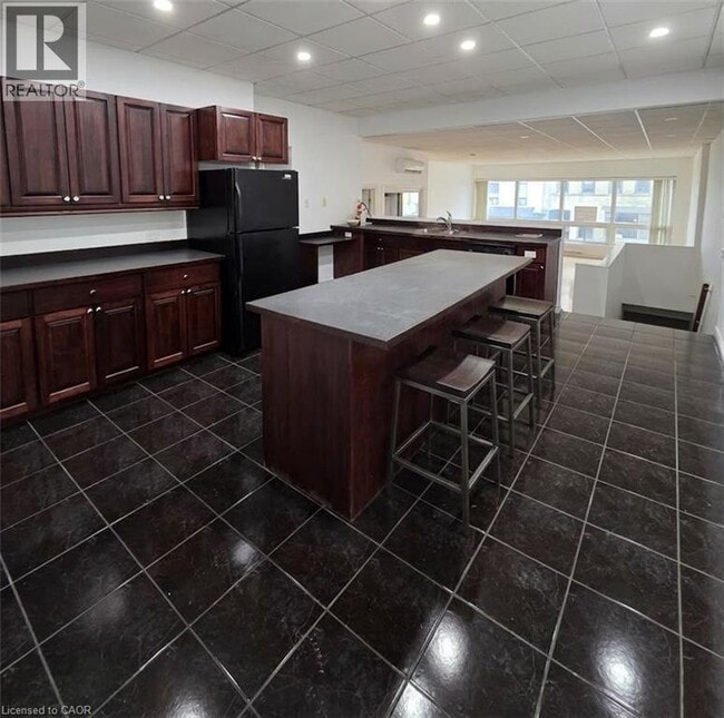 Building Photo - 7 King St N