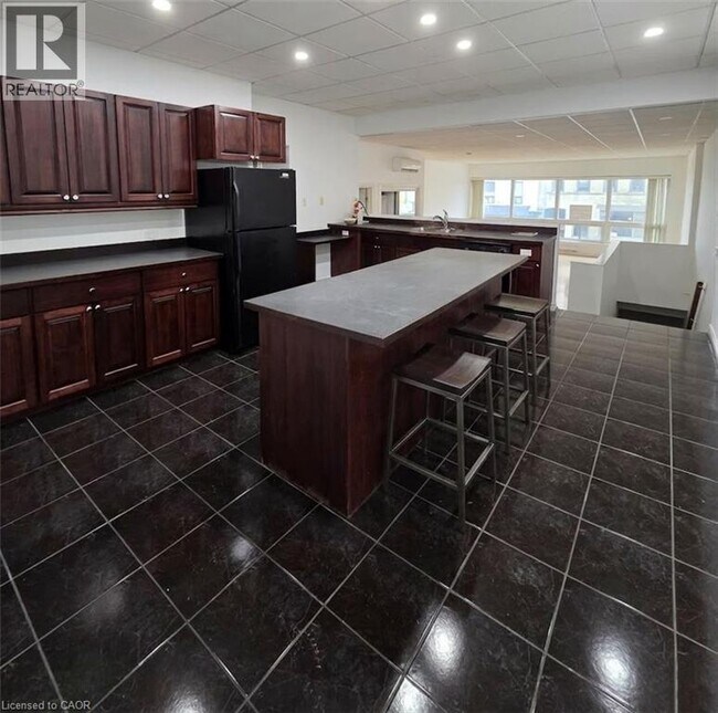 Photo du bâtiment - 7 King St N