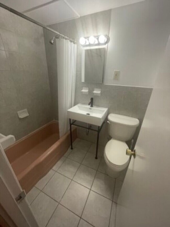 Foto del edificio - Brookline 2 bedroom apartment - H&HW Included - Close to Trains - NO BROKER FEE