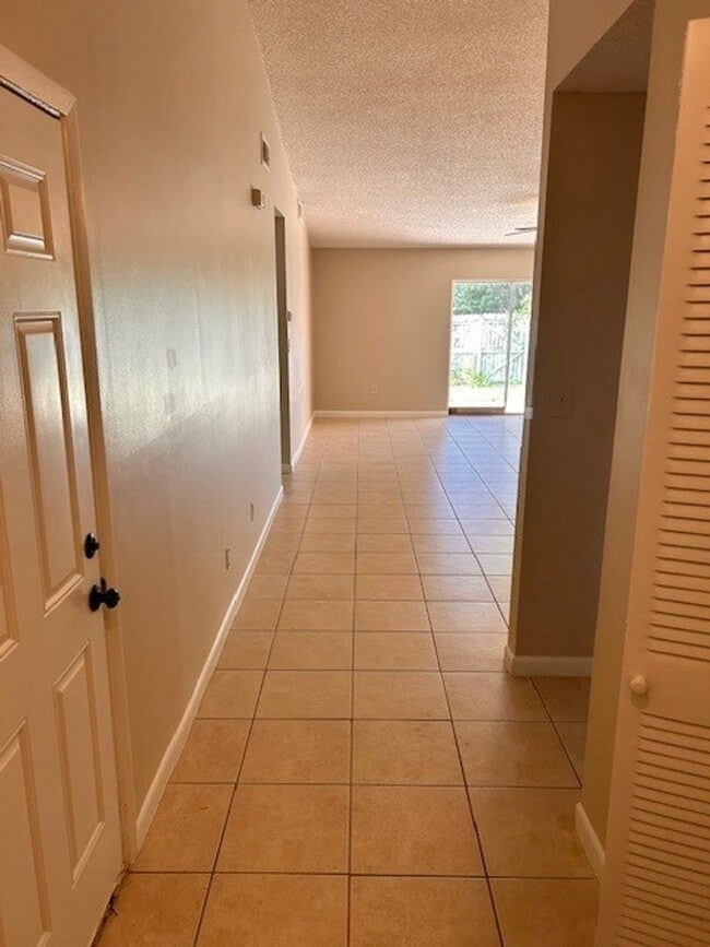 Building Photo - ***Charming 2/2 Hidden Lake Villa in Sanfo...