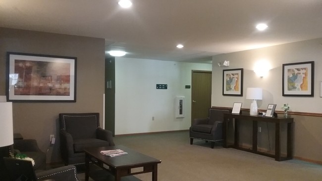 Building Photo - Lincoln Crest Senior Apartments