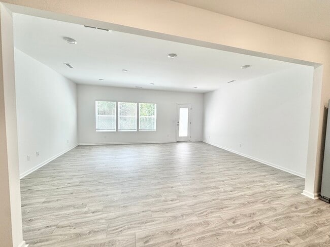 Foto del edificio - Brand-new three bedroom 2 1/2 bath townhome