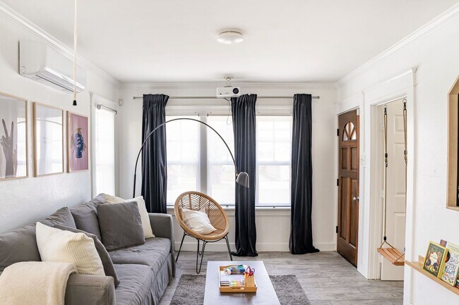 Building Photo - Charming 2BR Spanish Bungalow in Long Beach
