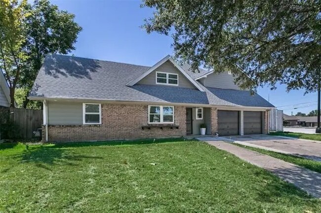 Building Photo - 900 Rosewood Ln