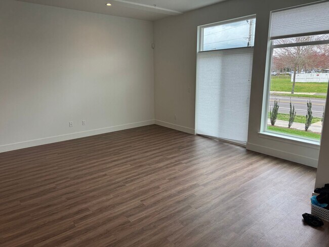 Building Photo - Brand New Modern Home!