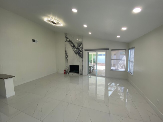 Foto del edificio - Beautiful 3 bed/2 bath home located in Hen...