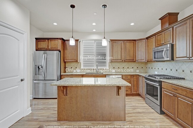 Building Photo - Gorgeous Villebois Home with a Hot Tub & Bonus Room!