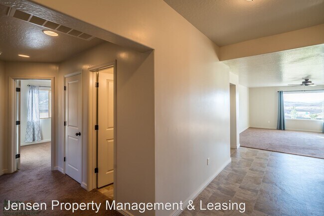 Building Photo - 5962 Desert Crest Dr