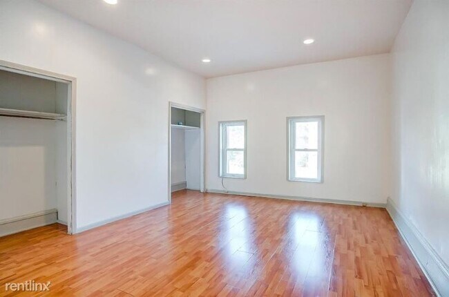 Building Photo - 4 br, 2 bath Apartment - 816/818 Summit Ave