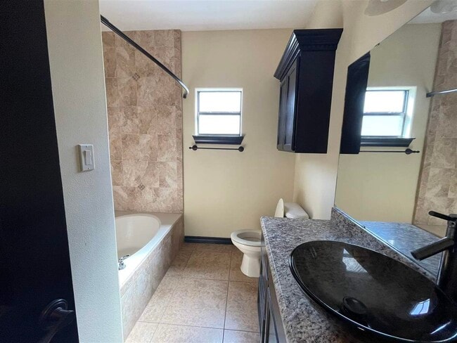 Building Photo - 3122 Rosco Dr