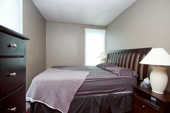 Building Photo - Fantastic One-Bedroom Legal Apartment for ...