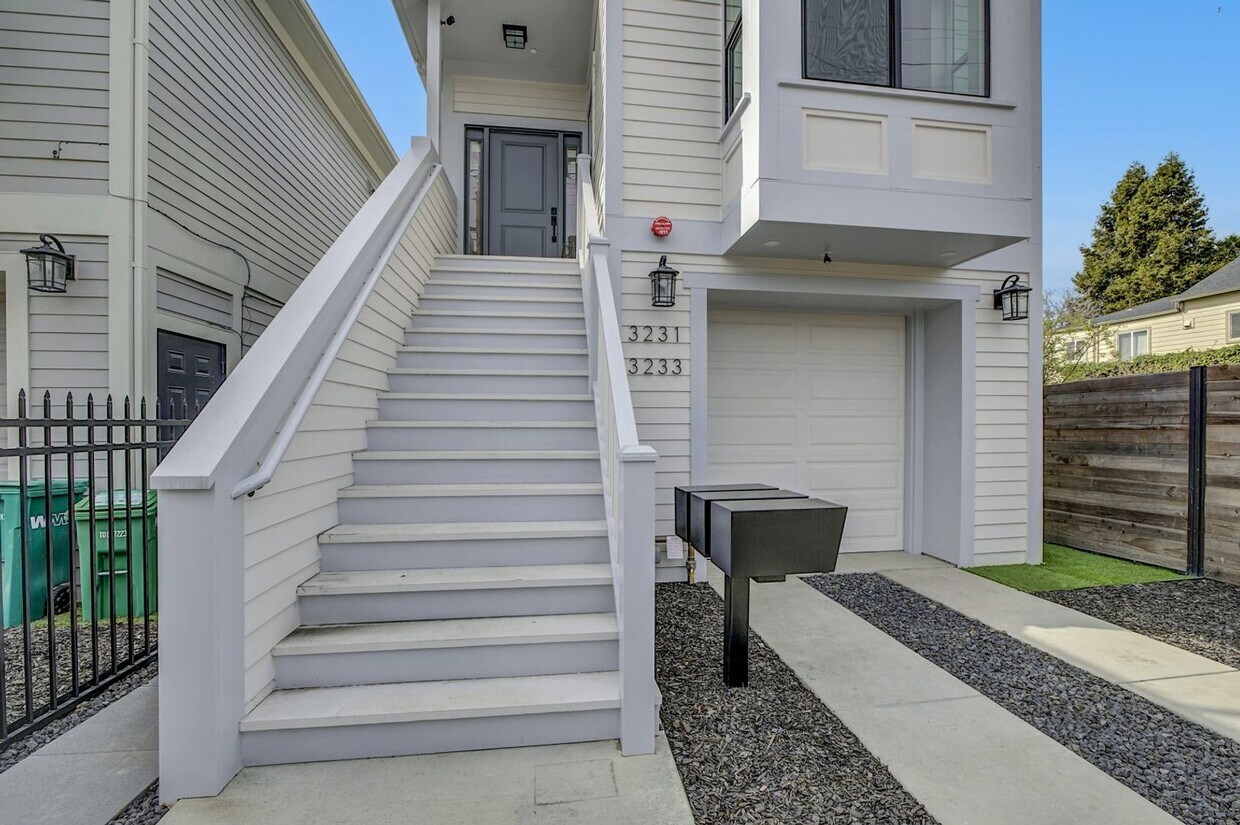 Primary Photo - 3231-3233 Hannah Street
