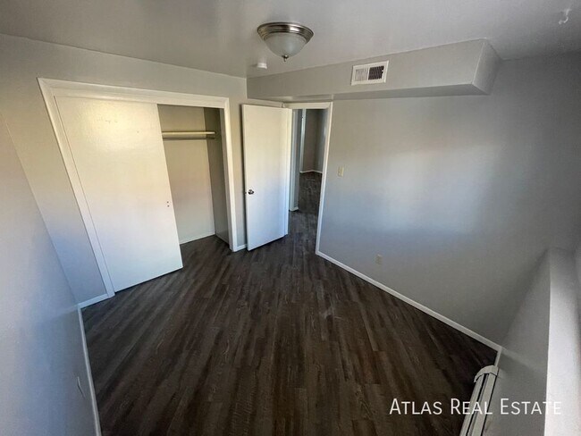 Building Photo - Centrally Located 2 bedroom 1 bath!