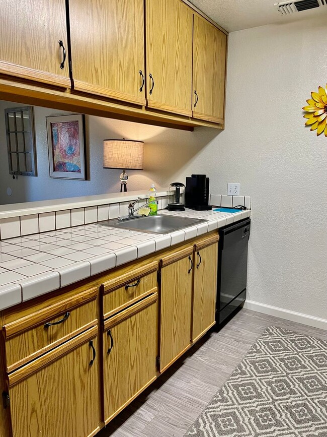 Building Photo - Apartment is furnished