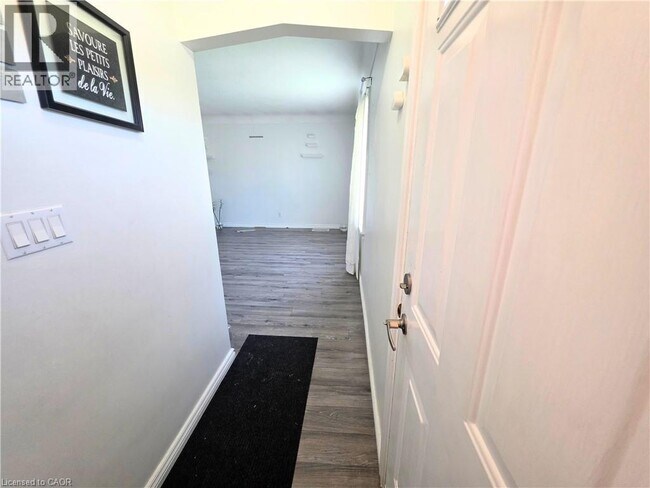 Photo du bâtiment - 353 E 21st St