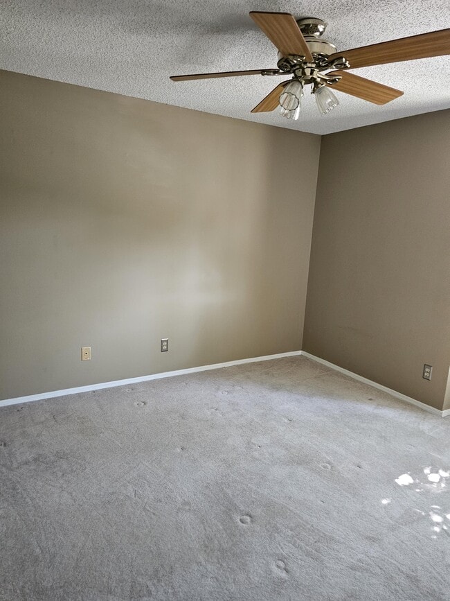 Building Photo - 1006 Kara Dr