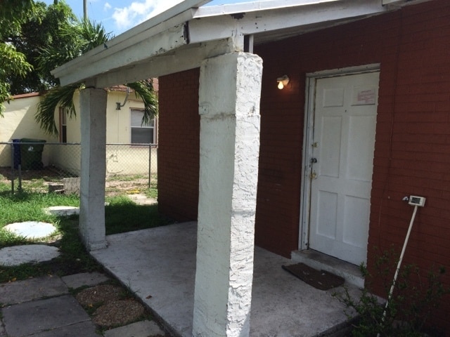 Building Photo - Nice 2-1 house with central air