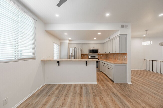 Foto del edificio - 4655 Natick Ave