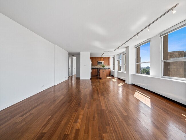Building Photo - 2626 N Lakeview Ave