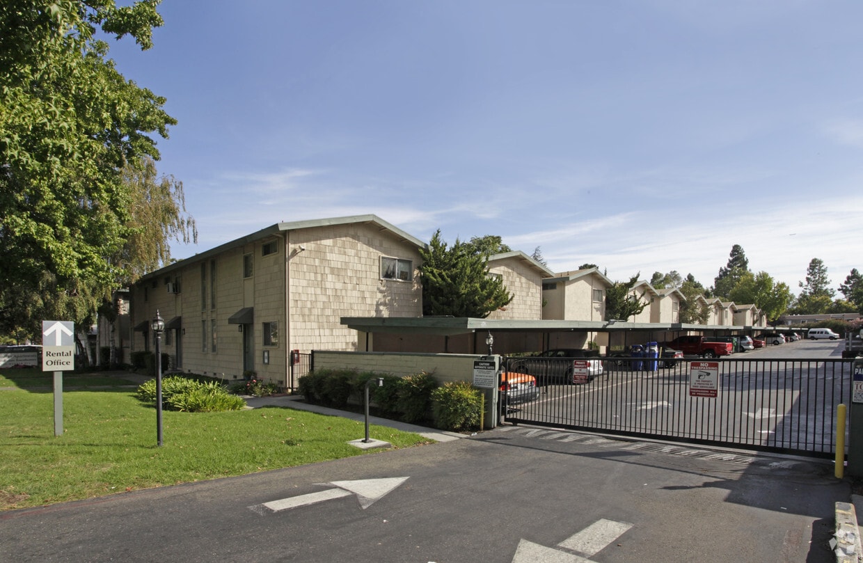 Primary Photo - Menclair Apartments