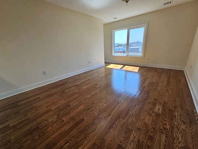 Building Photo - 115Bruen