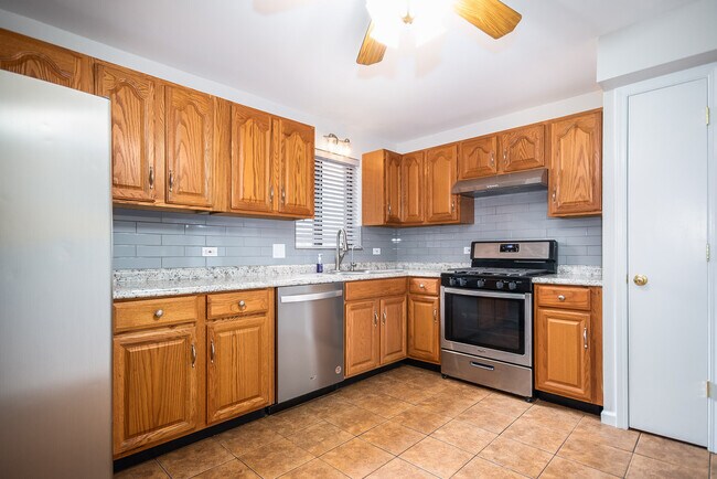 Building Photo - 6040 Lake Bluff Dr