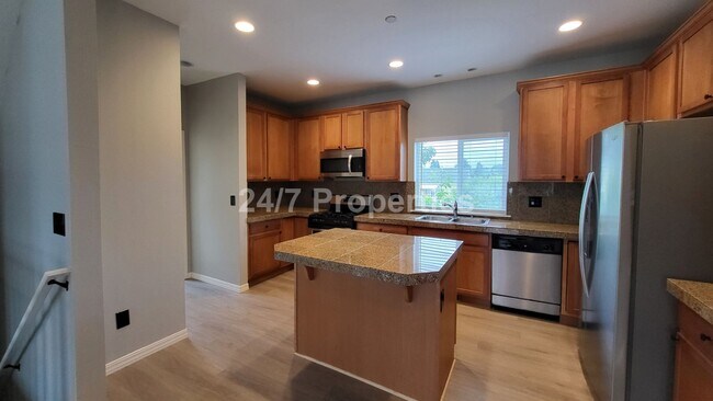 Foto del edificio - Spacious and Modern 3-Story Townhome - Mol...
