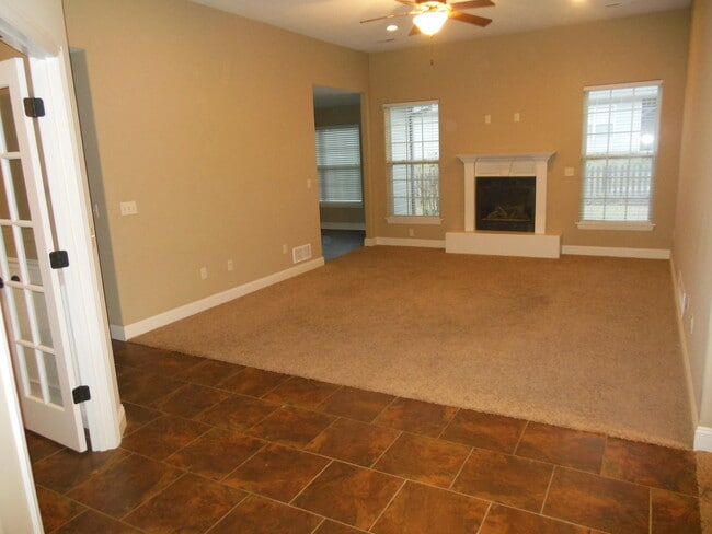 Foto del edificio - 3 bd 2 ba house, split bedroom design in S...