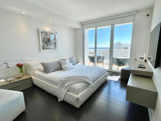 Building Photo - 801 Brickell Key Blvd