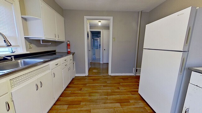 Building Photo - 2nd floor Apartment