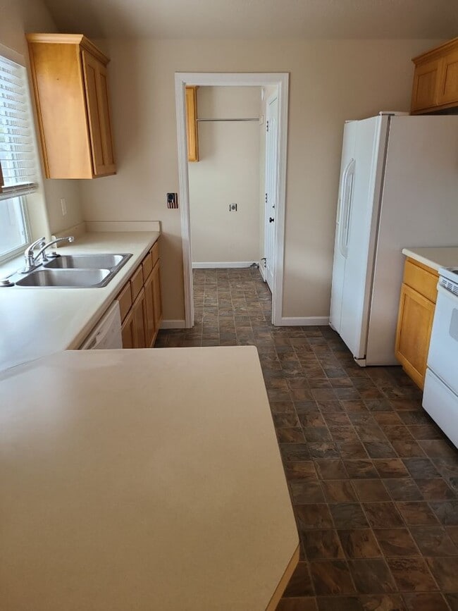 Building Photo - Spacious 3 Bed, 2 Bath Home on a Corner Lot in Southwest Medford