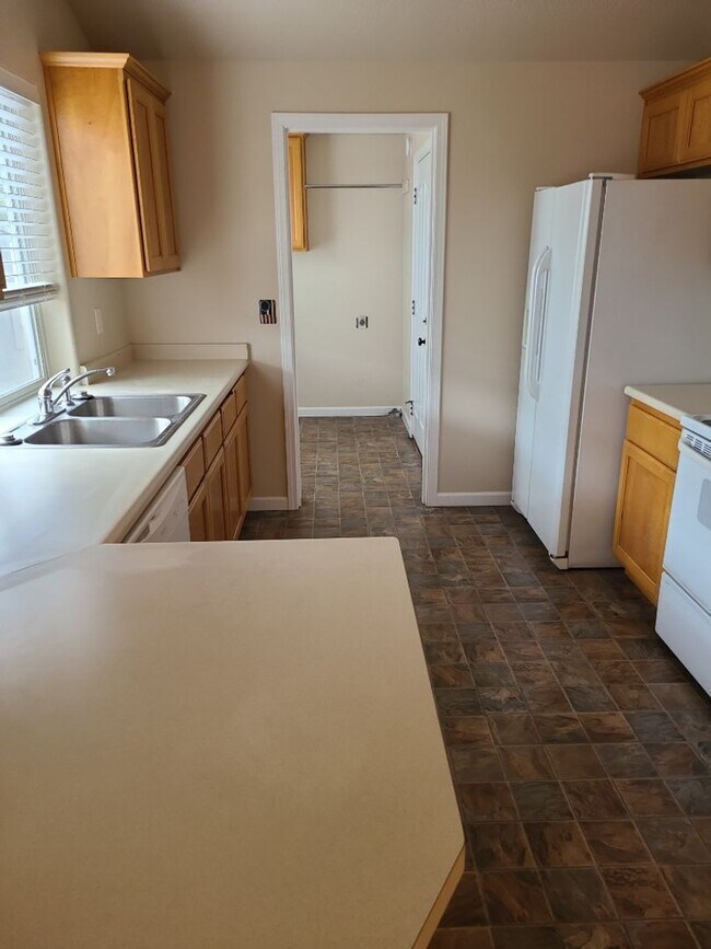 Foto del edificio - Spacious 3 Bed, 2 Bath Home on a Corner Lot in Southwest Medford