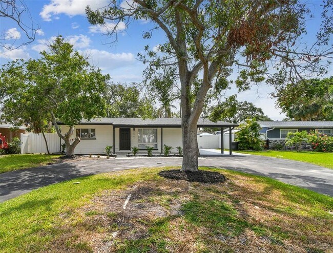 Foto del edificio - 4461 Shore Acres Blvd NE