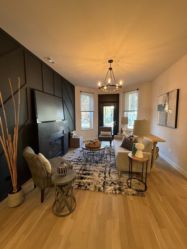 Building Photo - 1015 N California Ave