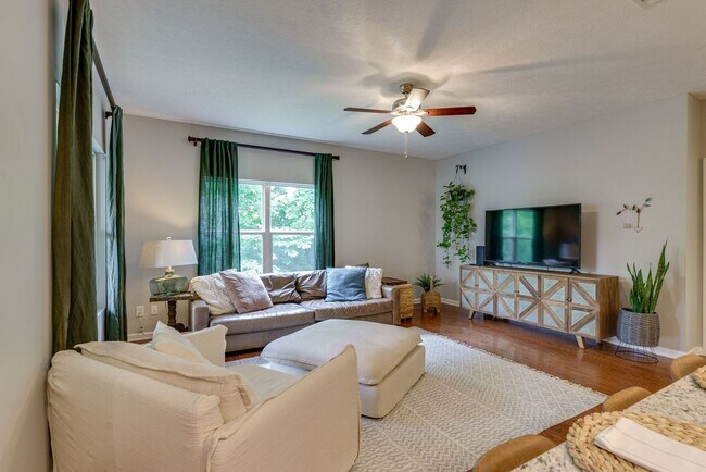 Foto del edificio - 3 Bed, 2 Bath One Level Home w/ Hardwood Throughout