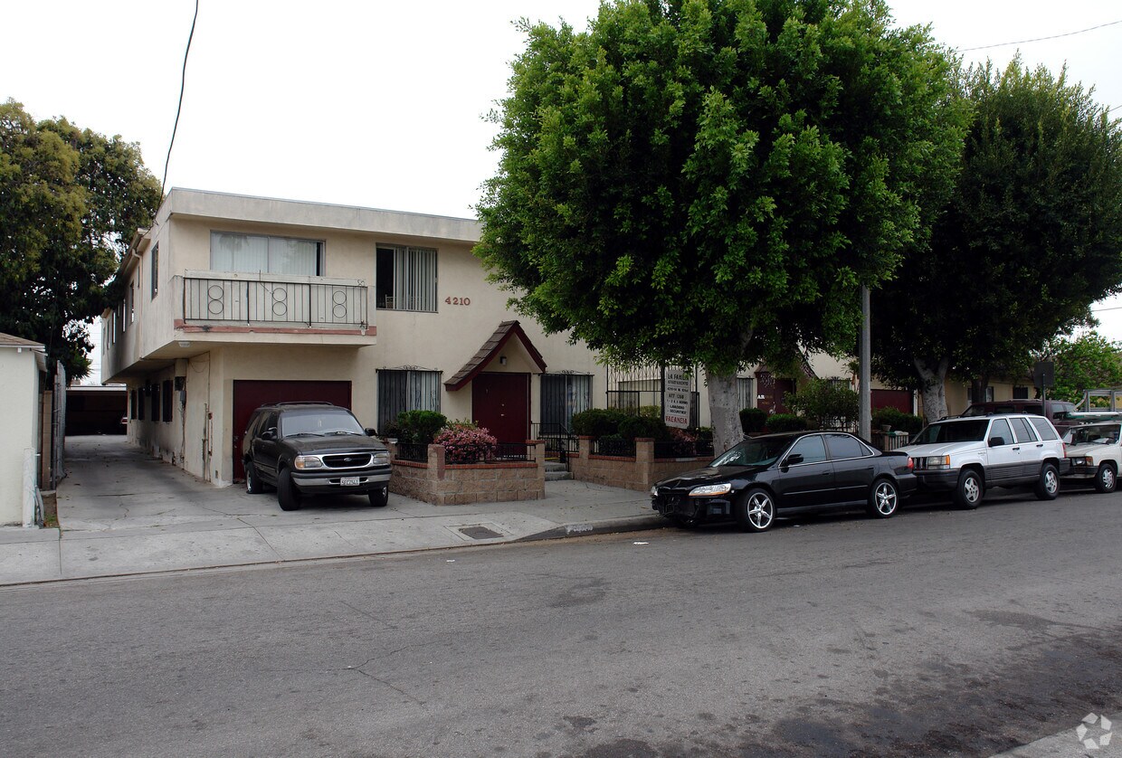 Foto del edificio - 4210-4214 W 101st St